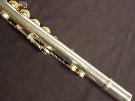 Продам поперечную флейту дженбао