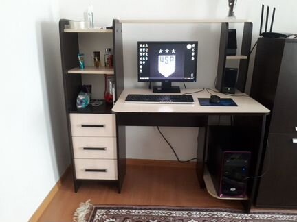 Компьютер с монитором и столом