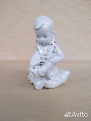 Фарфоровая статуэтка Мальчик с сандалем Песочное