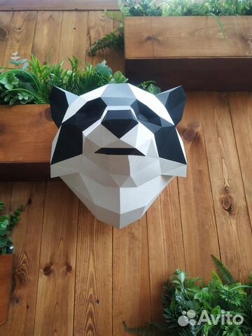 Полигональная фигура енот из дизайнерского картона