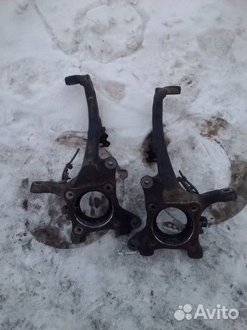 Поворотный кулак передний левый Toyota Land Cruis