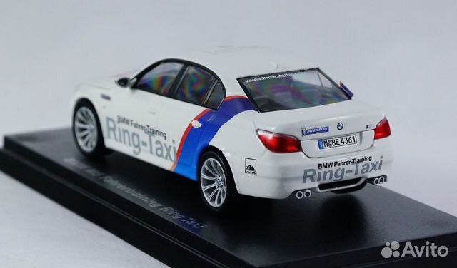 BMW M5 E60 V10 1:43 Kyosho - Капот открывается