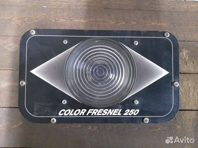 Прожектор колорченджер Coef Color Fresnel 250 Прожектор колорченджер Coef Color Fresnel 250