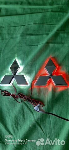 Логотип Mitsubishi с подсветкой Логотип Mitsubishi с подсветкой