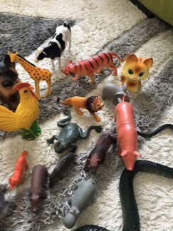 Фигурки животных и змея