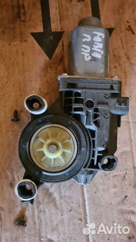 Моторчик стеклопод. передний правый skoda fabia 2