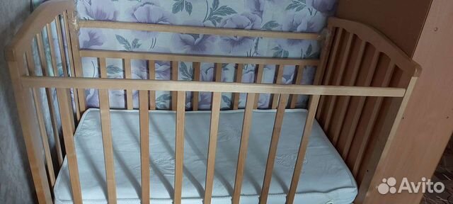 Детская кроватка с поперечным маятником