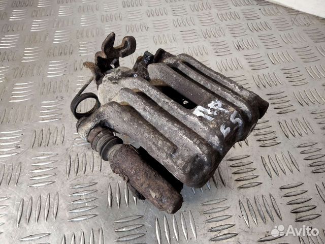 Задний правый суппорт со скобой Passat B5