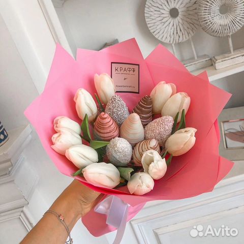 Букет с тюльпанами и клубникой в шоколаде