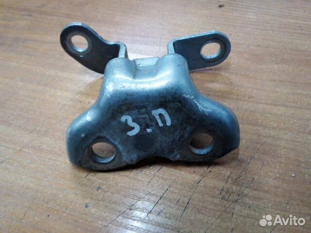 Петля двери задняя правая Toyota Avensis 2 250 1ZZ