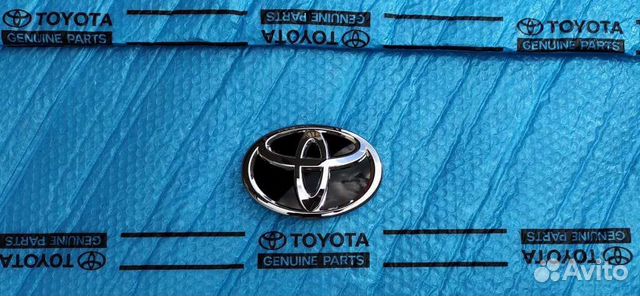 Эмблема Тойота Камри 70 Оригинал NEW 2018-2021