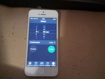 iPhone 5s немного поцарапанный экран полностью цел