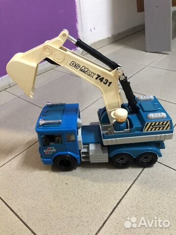 Экскаватор игрушечный