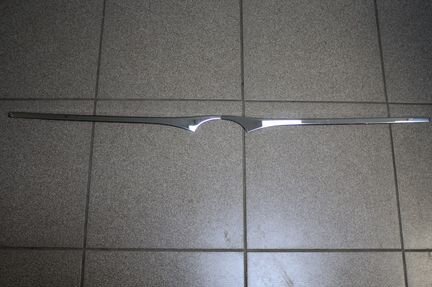 Накладка Prius 30 на заднюю дверь над эмблемой