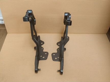 Петли Капота Aston Martin DB11