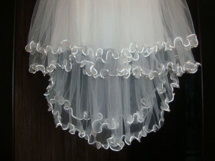 Новое, праздничное платье со шлейфом д/д 110-116р