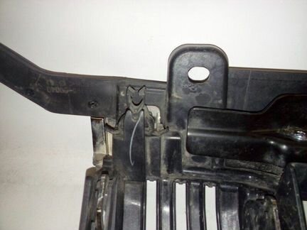 Решетка радиатора передняя верхняя Toyota Land