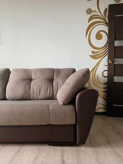 Прямой диван с кожаными подлокотниками