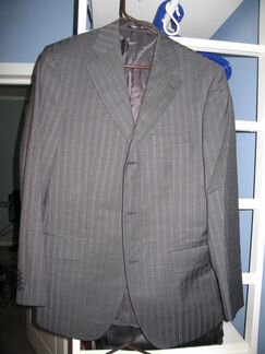 Пиджак серый на треx пуговицаx