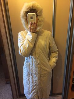 Легкое пуховое пальто с капюшоном и натур. мехом