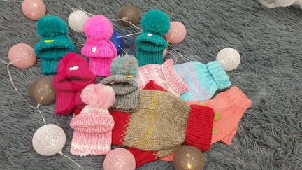 Вязаные свитера и шапочки