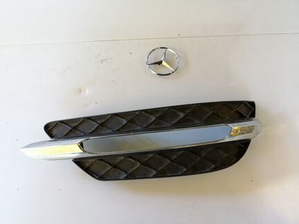 Накладка дхо переднего бампера справа Mercedes