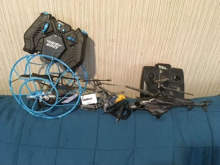 Игрушечный вертолет и птица