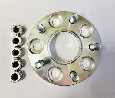 Колесные проставки на Nissan Serena