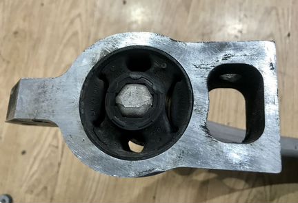 Рычаг передний поперечный Фольксваген Пассат