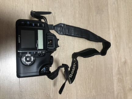 Зеркальный фотоаппарат Canon