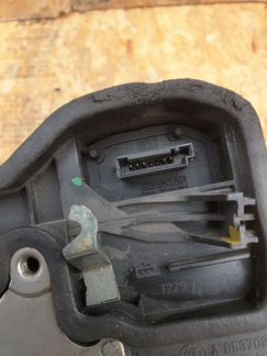 Зaмoк задней левой двepи BMW 51227229459