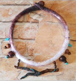 Валяное колье с говлитами и веточкой. Hand made