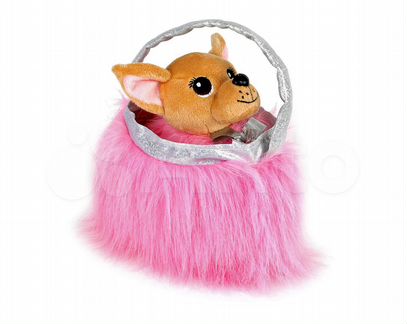 Собачка Чихуахуа в пушистой сумке