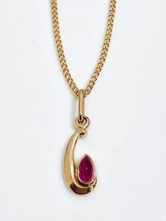 Золотая подвеска с корундом