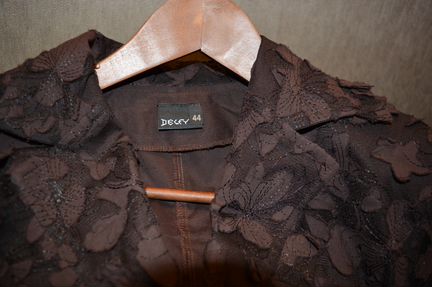 Коричневый, ажурный пиджак с нашивками