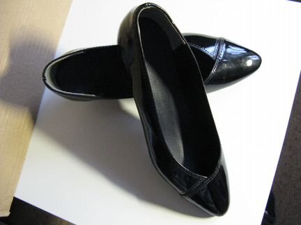 Туфли чёрные лаковые новые р.40 (Италия)