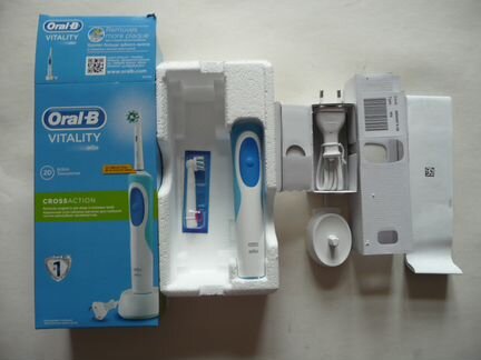 Электрическая зубная щетка Oral-B Vitality 2D