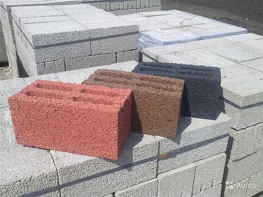Колотый шлакоблок. Цветные блоки для строительства. Шлакоблок красный. Пескоблок 20 20 40. Угловой шлакоблок.