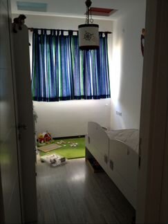 Короткие шторы в детскую синие в полоску