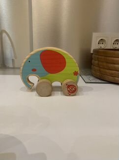 Развивающая игрушка-каталка из дерева