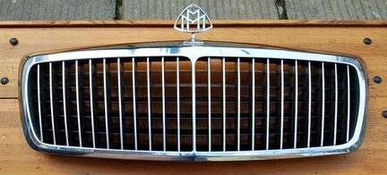 Решетка радиатора с эмблемой Maybach в кузове W240