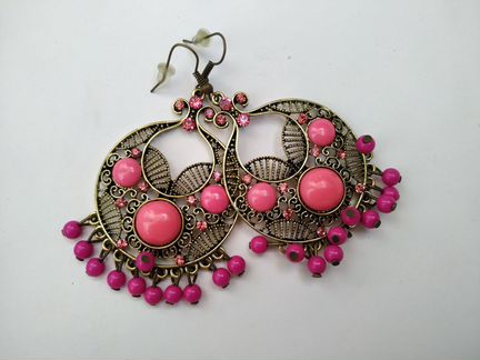 Серьги с розовыми камнями и стразами