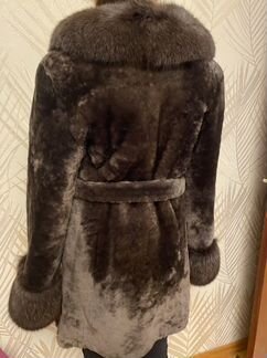 Шуба мутоновая с песцовым воротником и рукавами 46